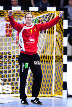Sveriges målvakt Johanna Bundsen jublar
