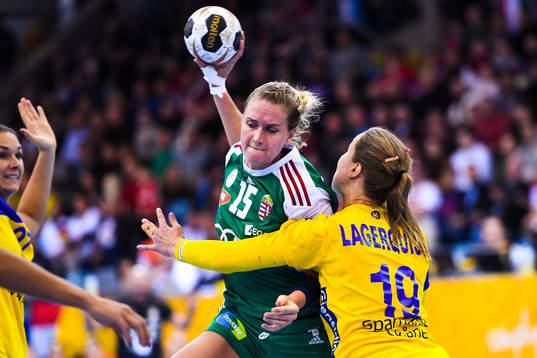 Sveriges Anna Lagerquist försvarar mot Ungerns Kinga