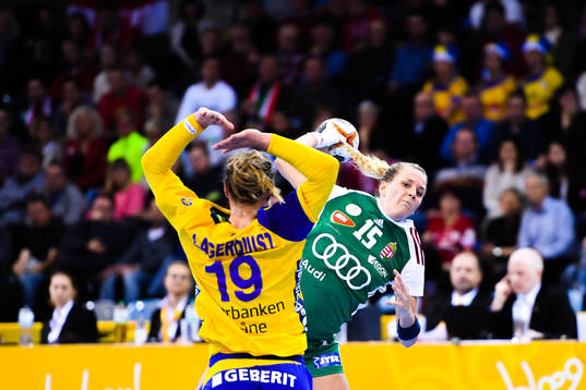 Anna Lagerquist försvarar mot Ungerns Kinga Klivinyi  i