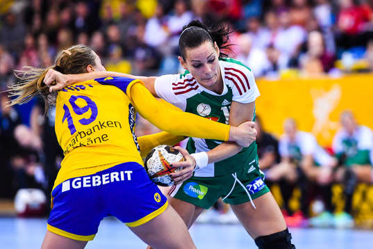 Sveriges Anna Lagerquist försvarar mot Ungerns Anita