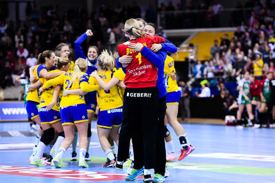 Sveriges målvakt Johanna Bundsen omfamnar Filippa Idéhn