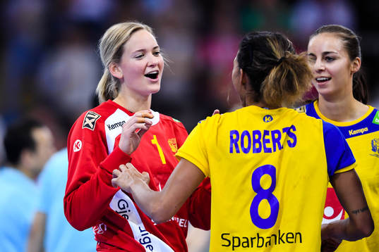 Sveriges målvakt Johanna Bundsen jublar med Jamina Roberts