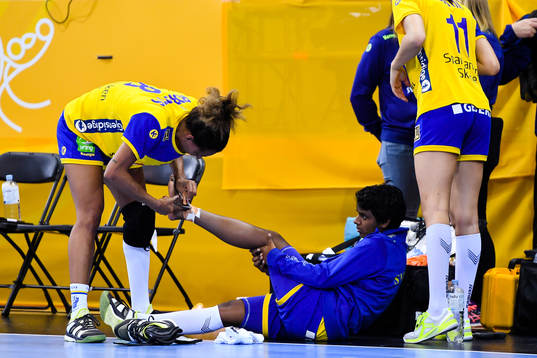 Sveriges Jamina Roberts hjälper Loui Sand