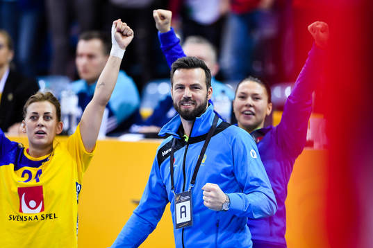 Sveriges förbundskapten Henrik Signell jublar