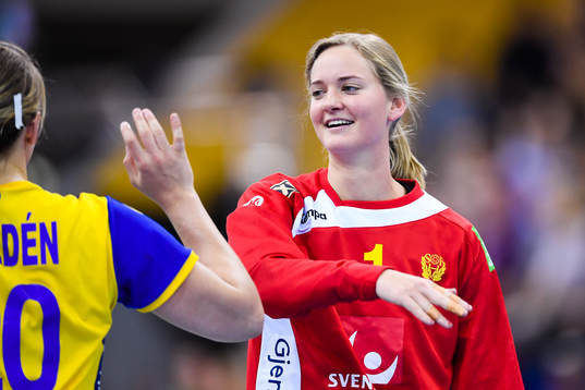 Sveriges målvakt Johanna Bundsen jublar