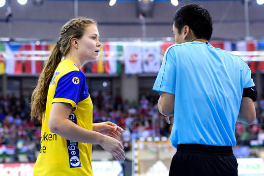Sveriges Olivia Mellegård pratar med domaren i matchen