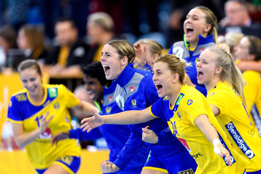 Carin Strömberg och Nathalie Hagman jublar