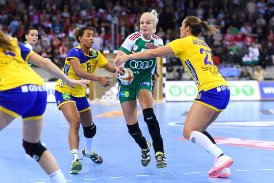 Sveriges Jamina Roberts och Sabina Jacobsen försvarar mot