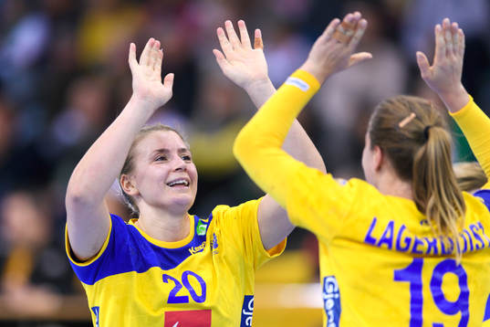 Sveriges Isabelle Gulldén jublar i matchen mellan Ungern