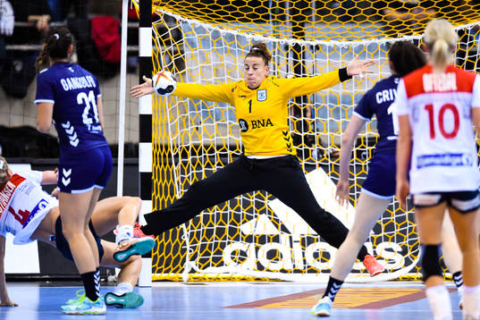 Argentinas målvakt Marisol Carratu räddar skott i matchen