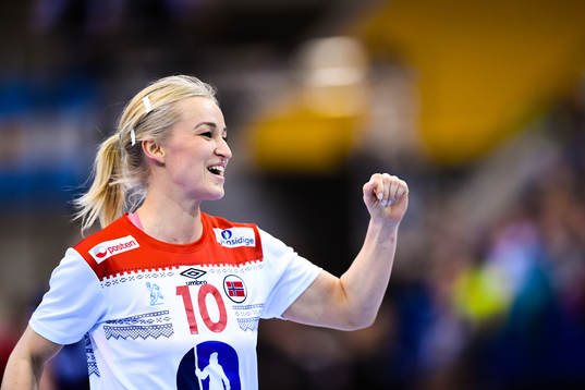 Norges Stine Bredal Oftedal jublar  i matchen mellan