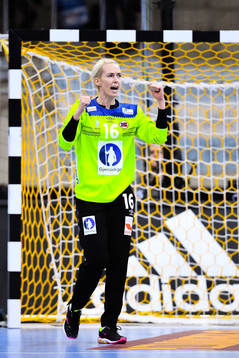 Norges målvakt Katrine Lunde jublar i matchen mellan