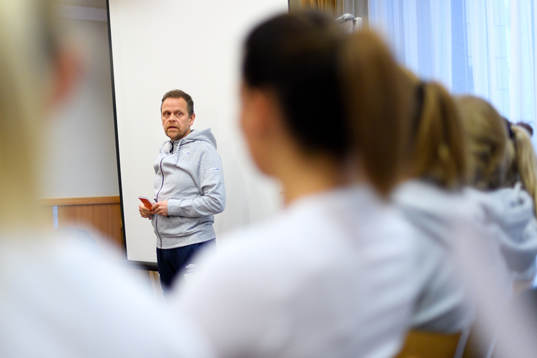Förbundskapten Thorir Hergeirsson på en pressträff med