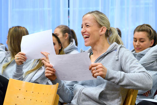 Heidi Løke på en pressträff med det norska landslaget