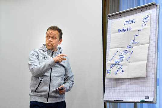 Förbundskapten Thorir Hergeirsson på en pressträff med