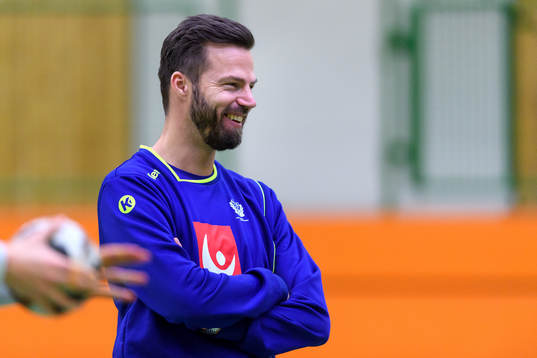 Förbundskapten Henrik Signell på en träning med det