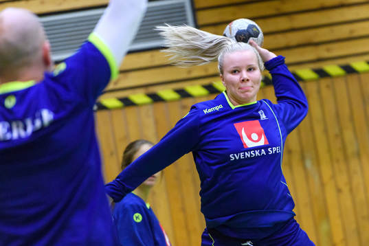 Emma Fernis på en träning med det svenska landslaget