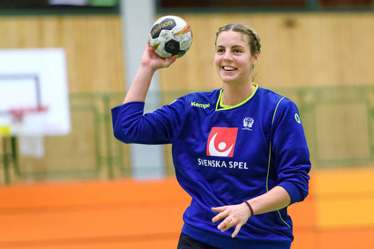 Carin Strömberg på en träning med det svenska landslaget