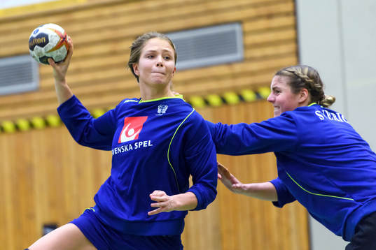 Olivia Mellegård på en träning med det svenska landslaget