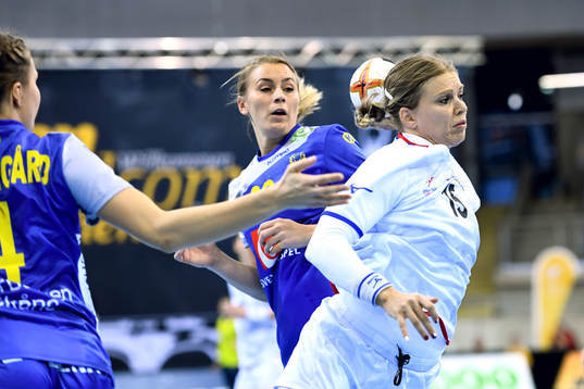 Tjeckiens Michaela Hrbkova och Sveriges Isabelle Gulldén