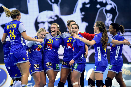 De svenska spelarna med Isabelle Gulldén i mitten jublar