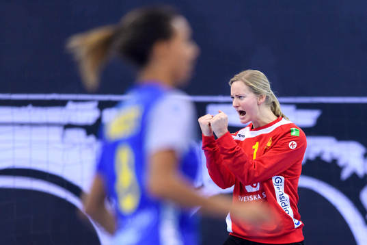 Sveriges målvakt Johanna Bundsen jublar i matchen mellan