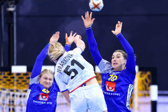 Sveriges Hanna Blomstrand och Anna Lagerquist försvarar