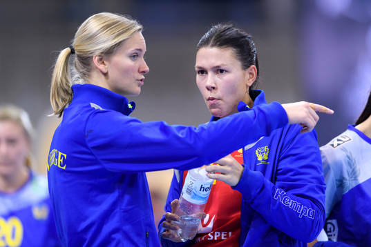 Sveriges målvakt Johanna Bundsen och Filippa Idéhn i