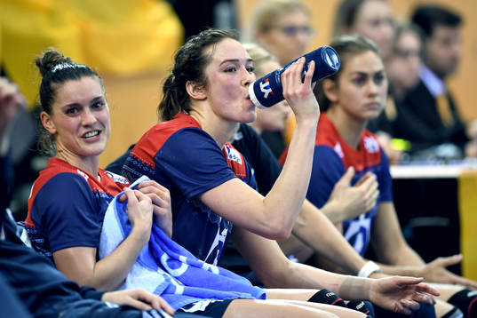 Norges Stina Ruscetta Skogrand och Kari Brattset på bänken