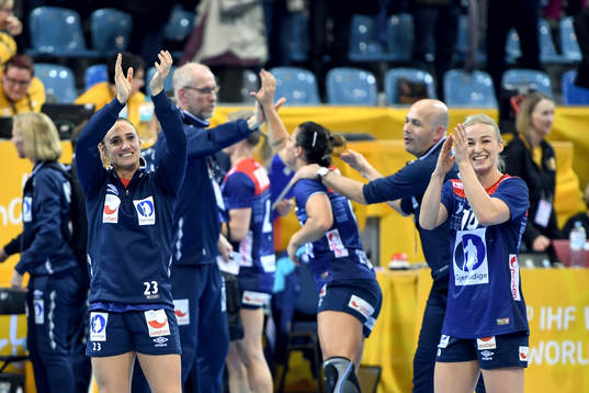 Norges Camilla Herrem och Stine Bredal Oftedal tackar
