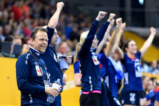Norges förbundskapten Thorir Hergeirsson jublar