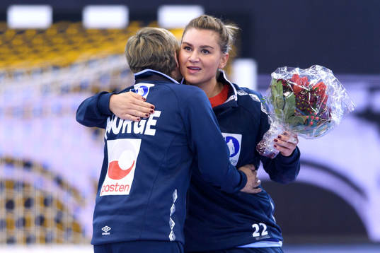 Norges Amanda Kurtovic uppmärksammas innan matchen mellan