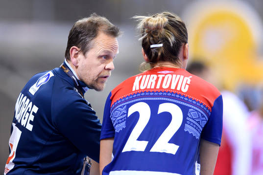 Norges förbundskapten Thorir Hergeirsson pratar med Amanda