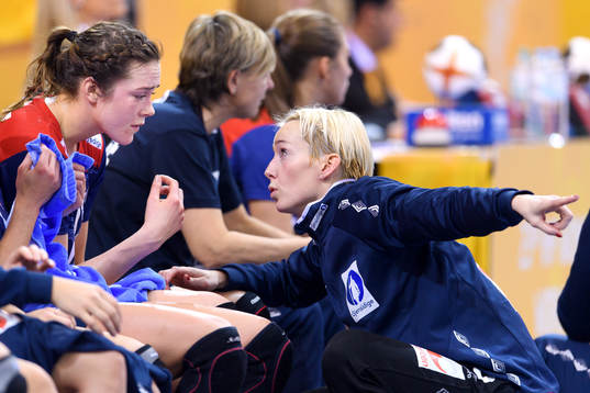 Norges Kari Brattset pratar med målvakt Katrine Lunde i
