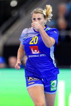 Sveriges Isabelle Gulldén gör tummen upp i matchen mellan
