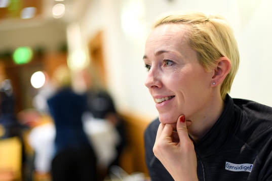 Målvakt Katrine Lunde blir intervjuad på en pressträff
