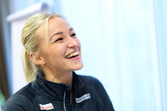 Stine Bredal Oftedal blir intervjuad på en pressträff med