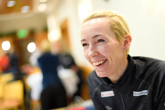 Målvakt Katrine Lunde blir intervjuad på en pressträff