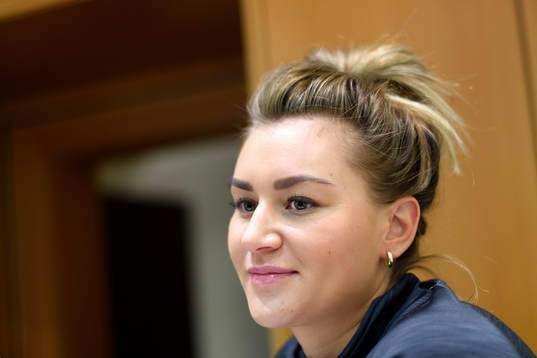 Amanda Kurtovic blir intervjuad på en pressträff med det