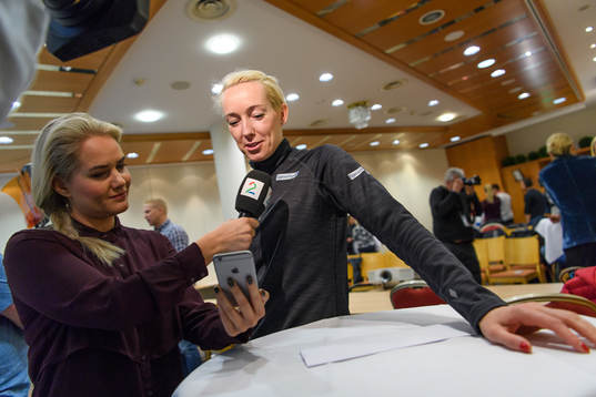 Julie Strømsvåg, TV2, och målvakt Katrine Lunde på en