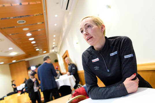 målvakt Katrine Lunde blir intervjuad på en pressträff