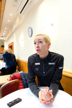 målvakt Katrine Lunde blir intervjuad på en pressträff