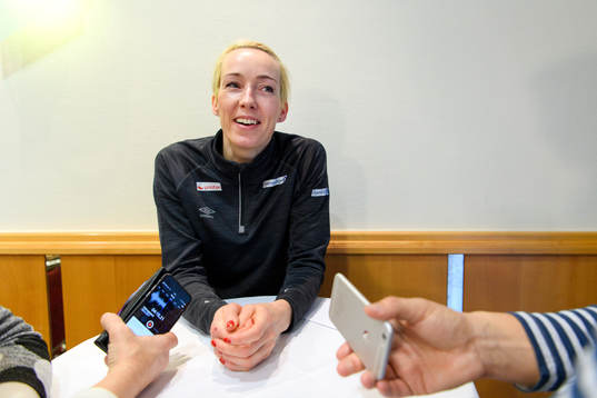målvakt Katrine Lunde blir intervjuad på en pressträff