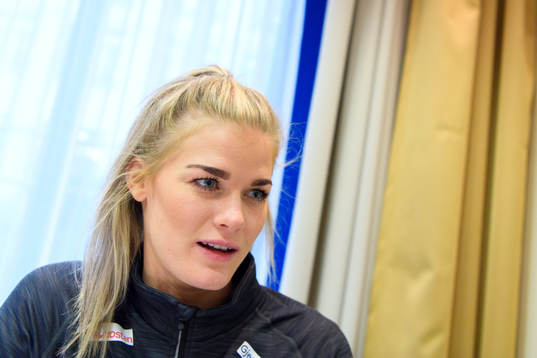 Veronica Egebakken Kristiansen blir intervjuad på en
