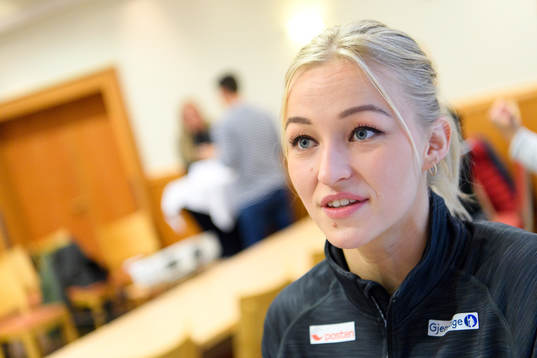 Stine Bredal Oftedal blir intervjuad på en pressträff med