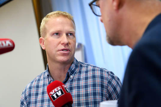 Aftonbladets Johan Flinck blir intervjuad av VG på en
