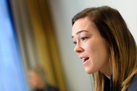 Kari Brattset blir intervjuad på en pressträff med det