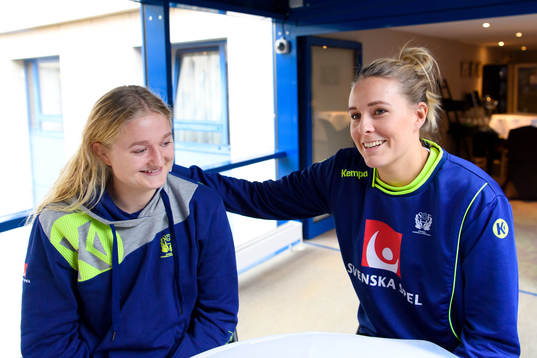 Hanna Blomstrand och Johanna Westberg på en pressträff
