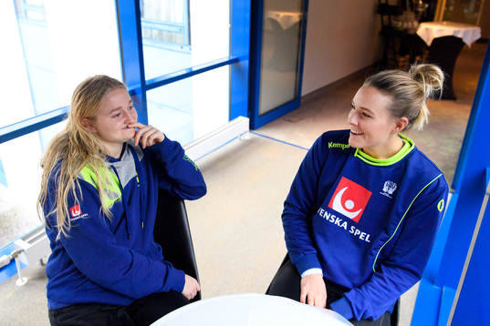 Hanna Blomstrand och Johanna Westberg på en pressträff