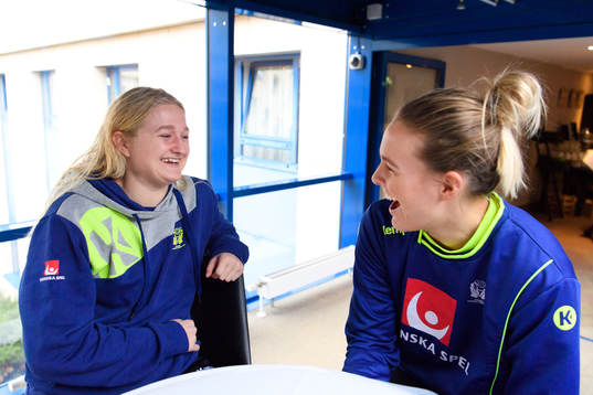 Hanna Blomstrand och Johanna Westberg på en pressträff